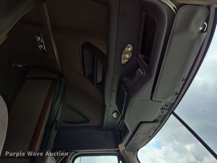 image for item DT4856 2016 Freightliner Cascadia semi truck