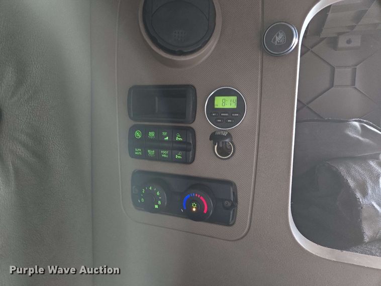 image for item DT4856 2016 Freightliner Cascadia semi truck