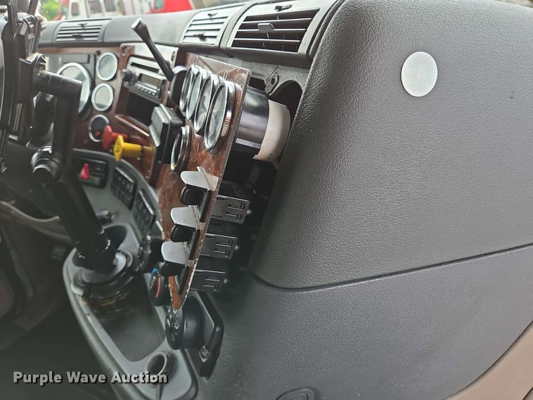 image for item DT4856 2016 Freightliner Cascadia semi truck