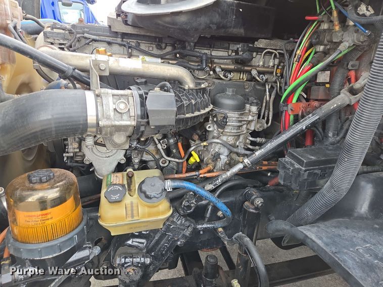 image for item DT4856 2016 Freightliner Cascadia semi truck