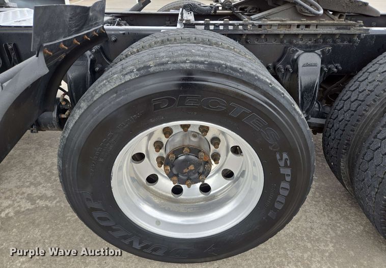 image for item DT4856 2016 Freightliner Cascadia semi truck