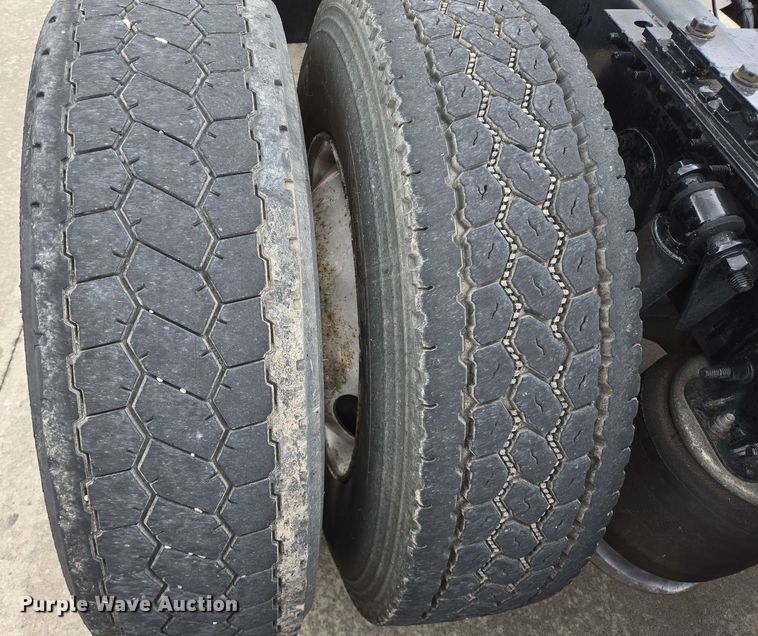 image for item DT4856 2016 Freightliner Cascadia semi truck