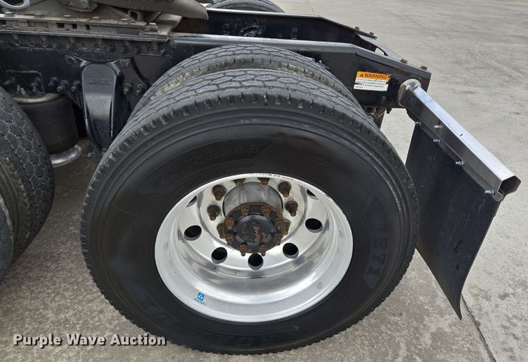 image for item DT4856 2016 Freightliner Cascadia semi truck