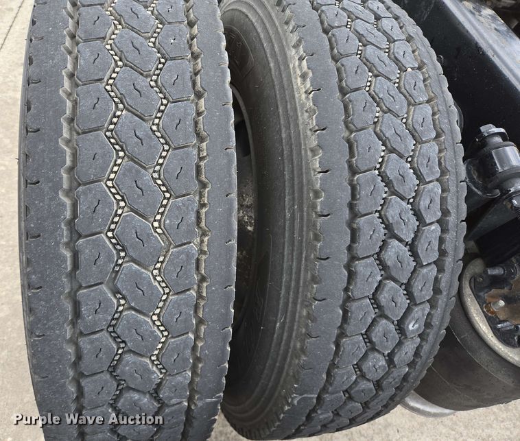 image for item DT4856 2016 Freightliner Cascadia semi truck