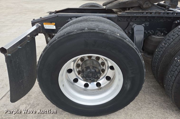 image for item DT4856 2016 Freightliner Cascadia semi truck