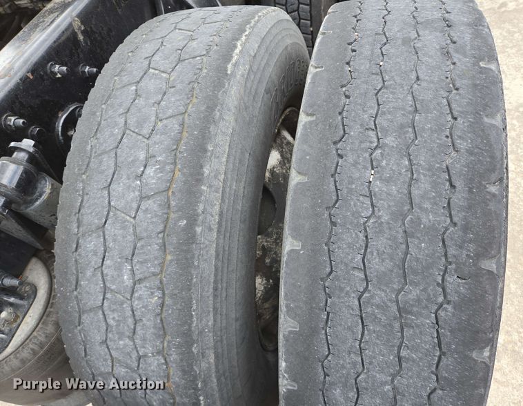 image for item DT4856 2016 Freightliner Cascadia semi truck