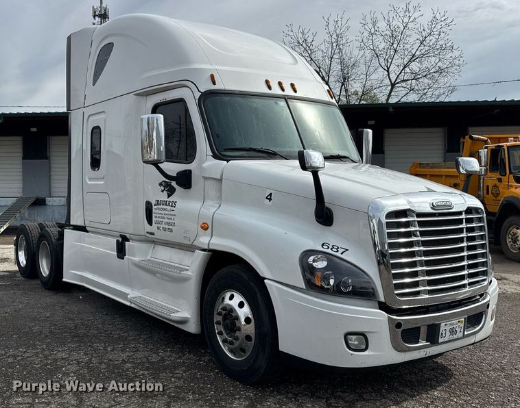 image for item DU3466 2016 Freightliner Cascadia semi truck