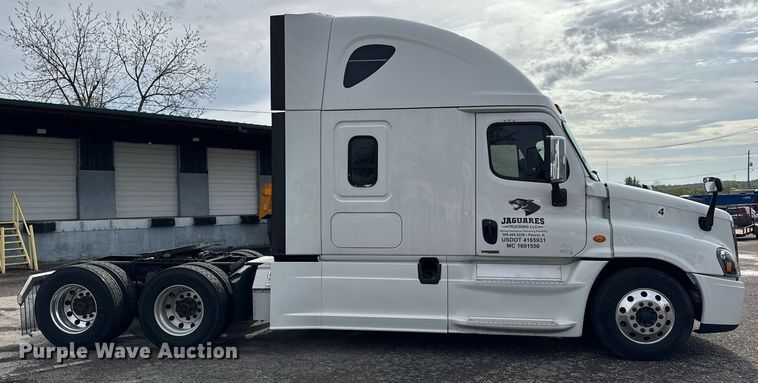 image for item DU3466 2016 Freightliner Cascadia semi truck