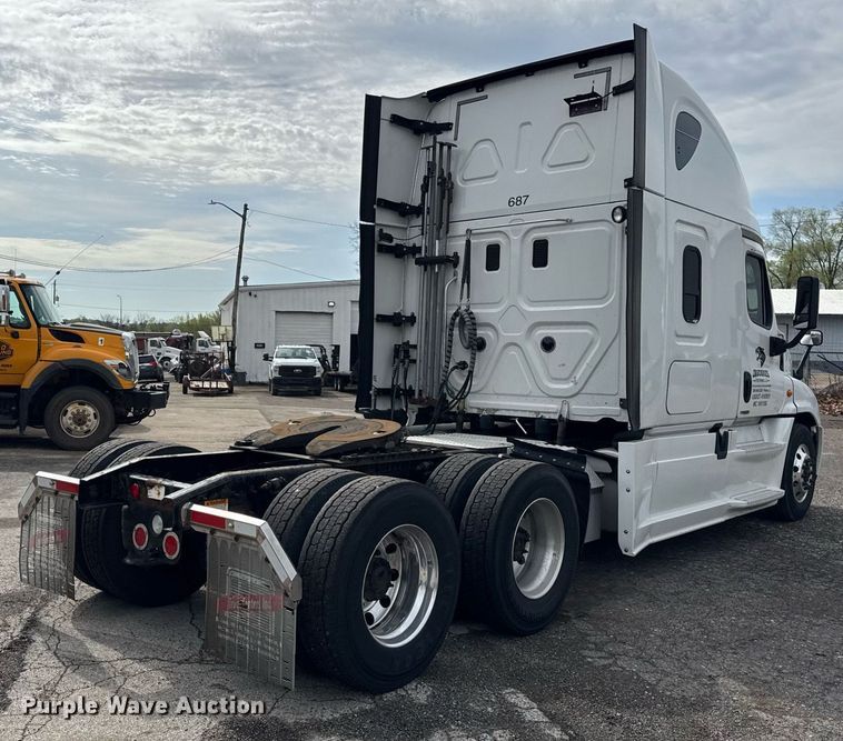 image for item DU3466 2016 Freightliner Cascadia semi truck