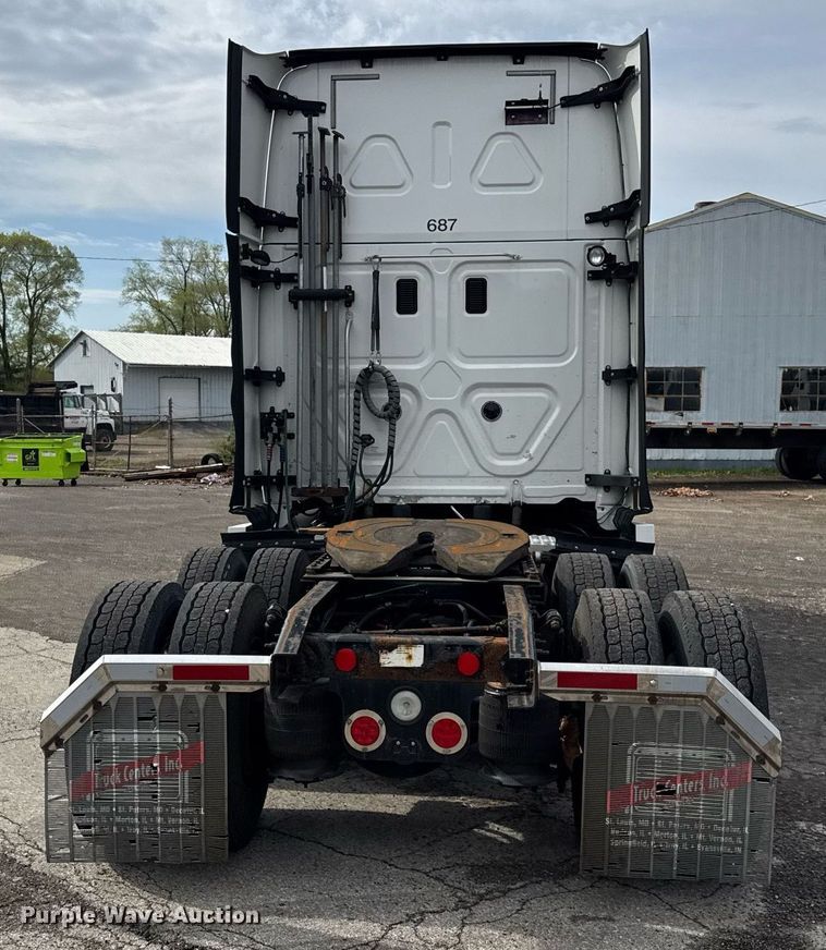 image for item DU3466 2016 Freightliner Cascadia semi truck