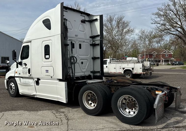 image for item DU3466 2016 Freightliner Cascadia semi truck