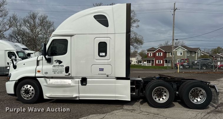 image for item DU3466 2016 Freightliner Cascadia semi truck
