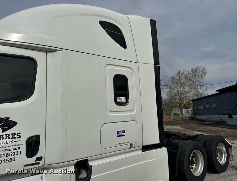 image for item DU3466 2016 Freightliner Cascadia semi truck
