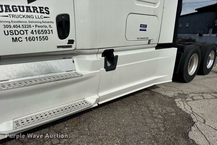 image for item DU3466 2016 Freightliner Cascadia semi truck