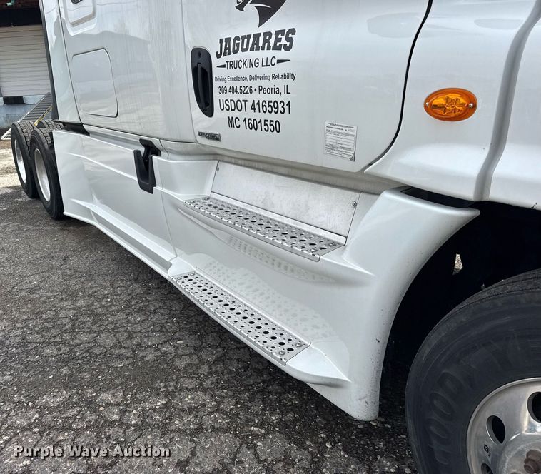 image for item DU3466 2016 Freightliner Cascadia semi truck