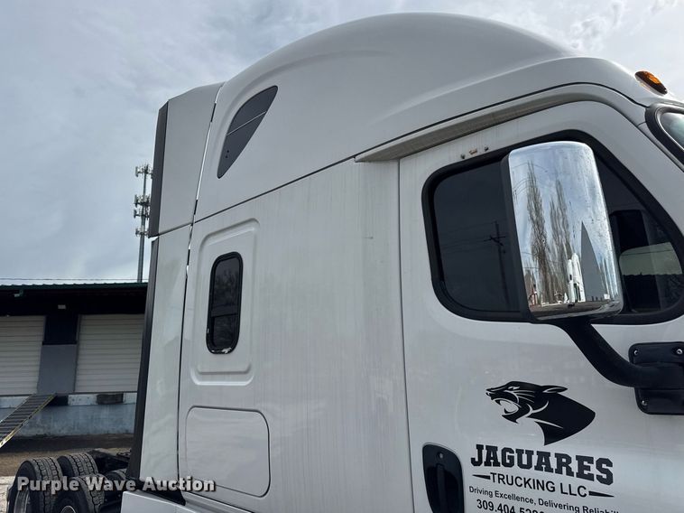 image for item DU3466 2016 Freightliner Cascadia semi truck