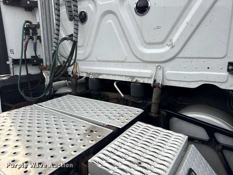 image for item DU3466 2016 Freightliner Cascadia semi truck