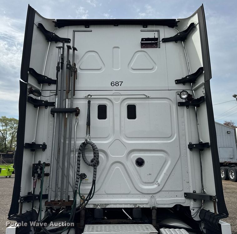 image for item DU3466 2016 Freightliner Cascadia semi truck