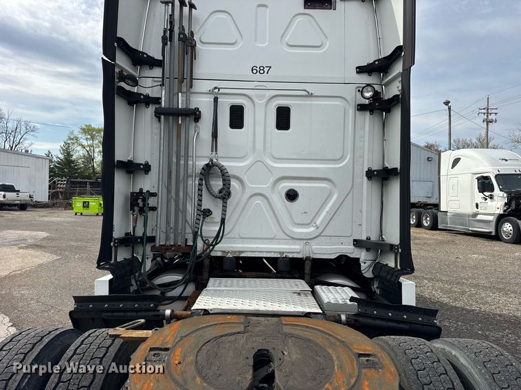 image for item DU3466 2016 Freightliner Cascadia semi truck