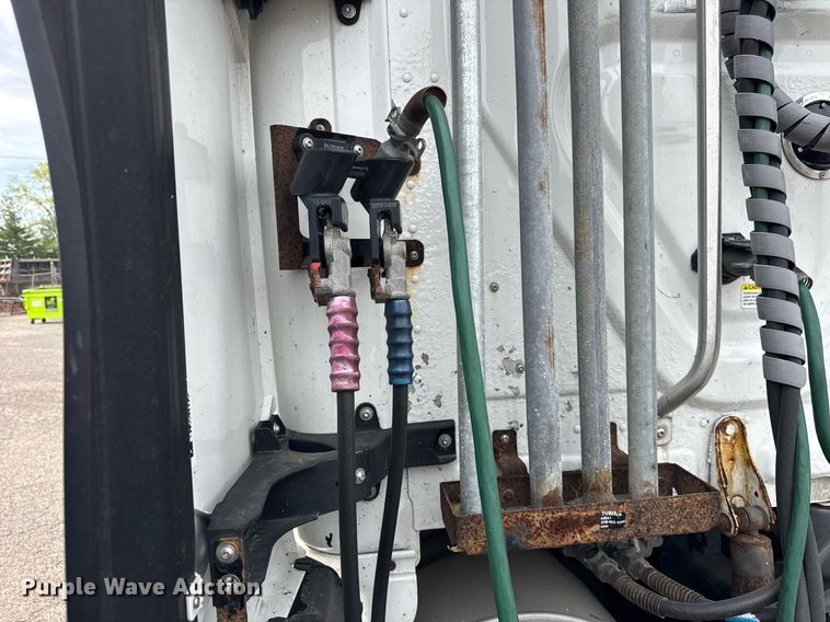 image for item DU3466 2016 Freightliner Cascadia semi truck