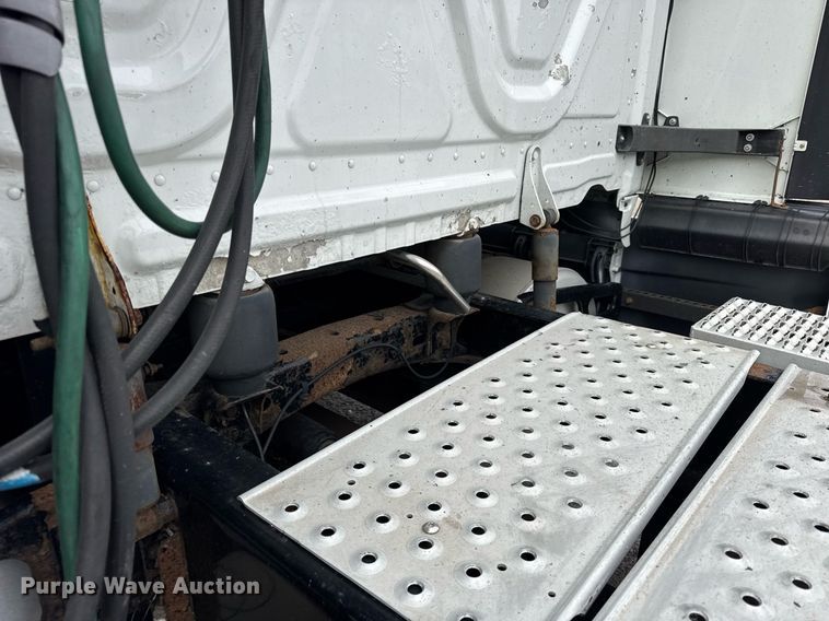 image for item DU3466 2016 Freightliner Cascadia semi truck