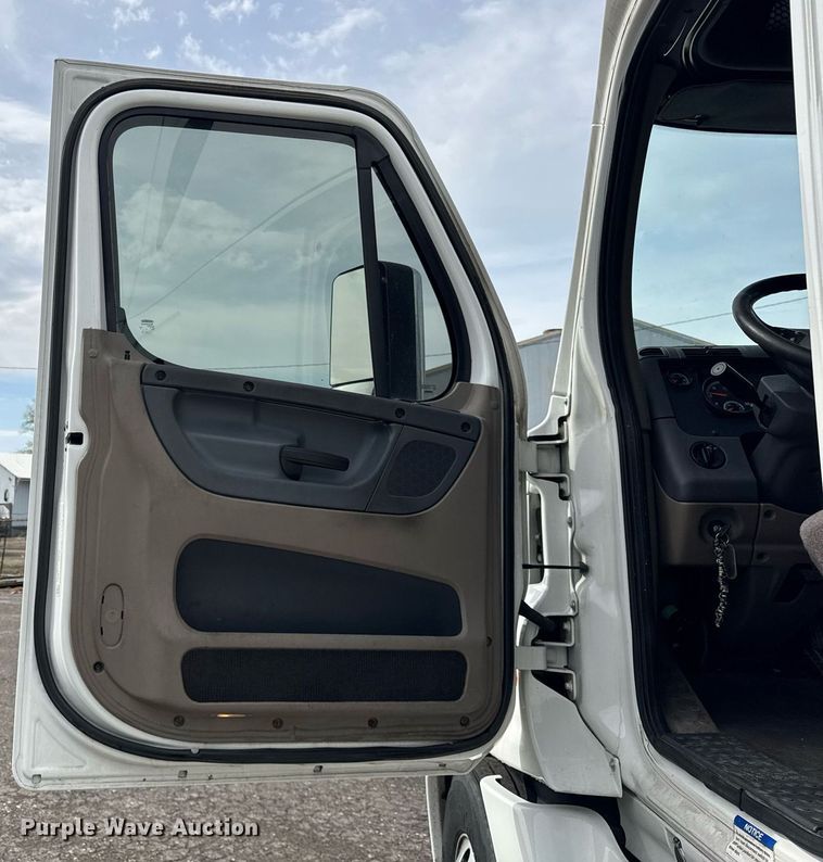 image for item DU3466 2016 Freightliner Cascadia semi truck