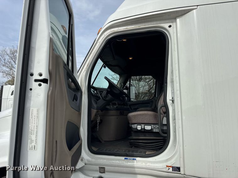 image for item DU3466 2016 Freightliner Cascadia semi truck