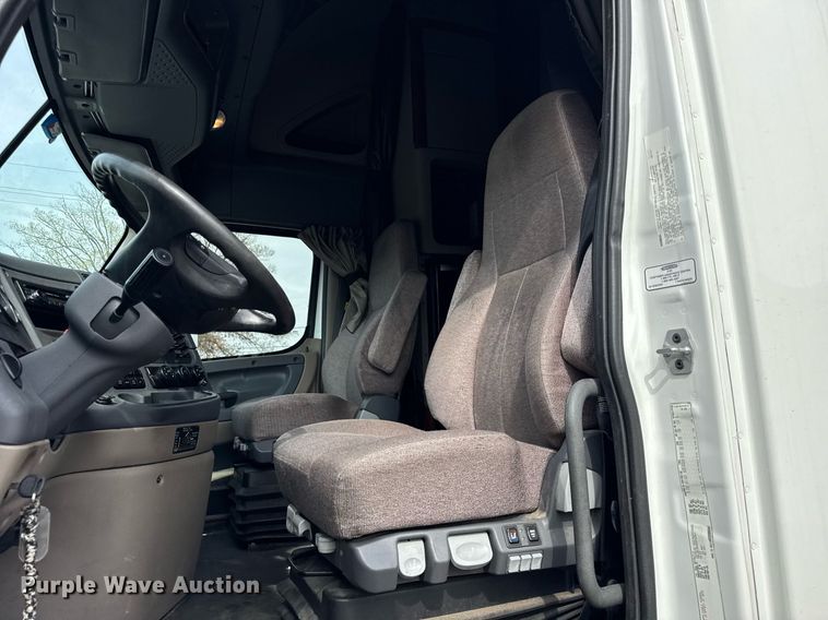 image for item DU3466 2016 Freightliner Cascadia semi truck