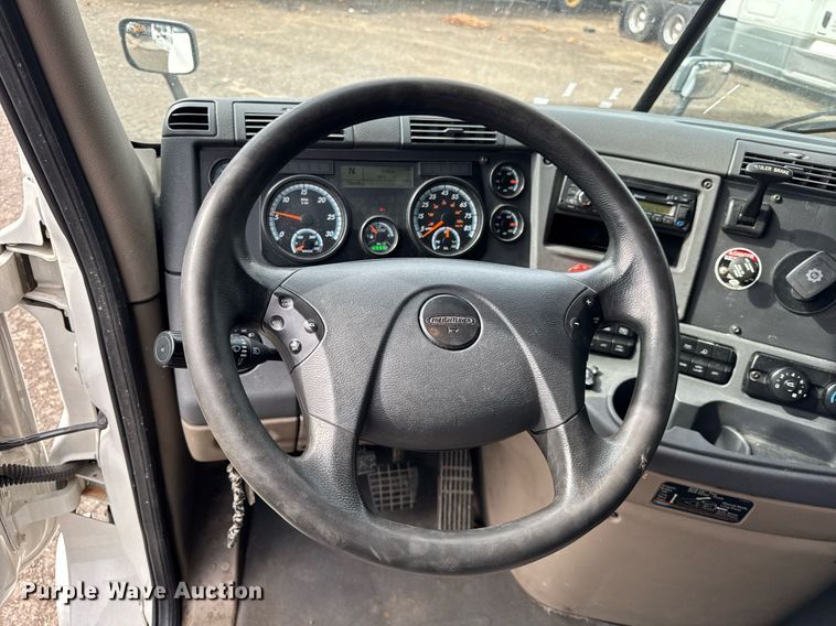 image for item DU3466 2016 Freightliner Cascadia semi truck