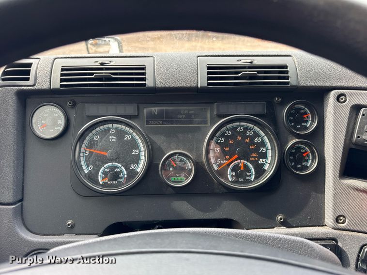 image for item DU3466 2016 Freightliner Cascadia semi truck