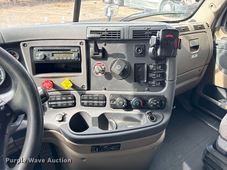 image for item DU3466 2016 Freightliner Cascadia semi truck