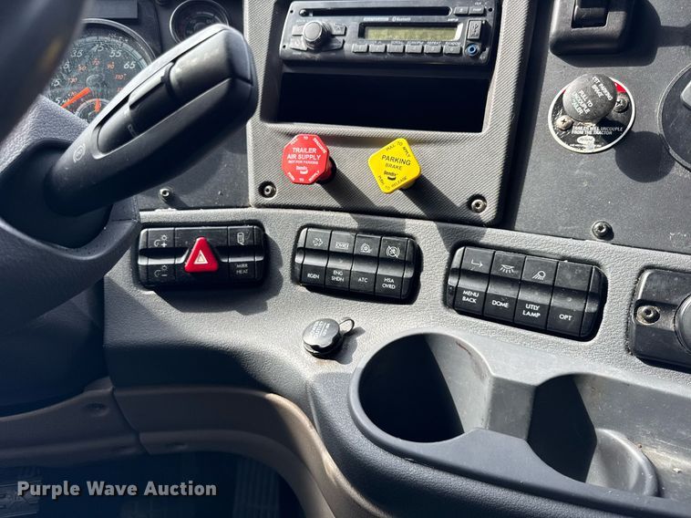 image for item DU3466 2016 Freightliner Cascadia semi truck