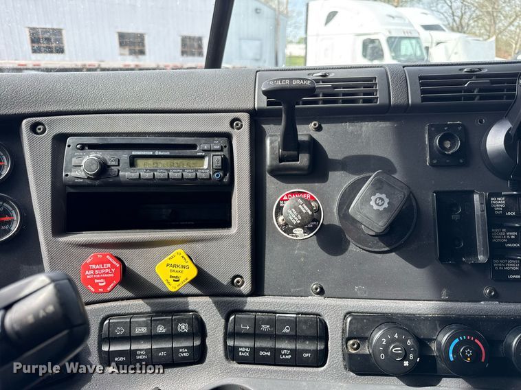 image for item DU3466 2016 Freightliner Cascadia semi truck