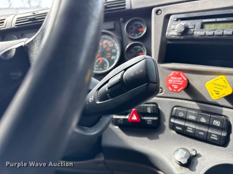 image for item DU3466 2016 Freightliner Cascadia semi truck