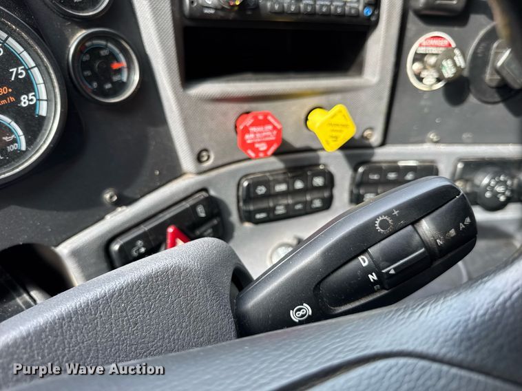 image for item DU3466 2016 Freightliner Cascadia semi truck