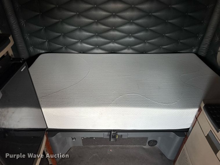 image for item DU3466 2016 Freightliner Cascadia semi truck