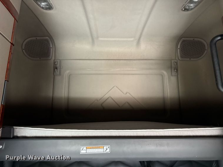 image for item DU3466 2016 Freightliner Cascadia semi truck