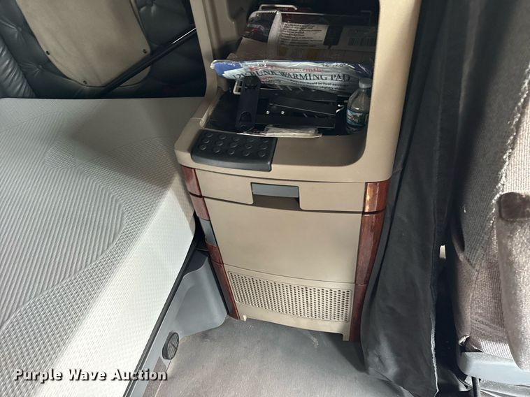 image for item DU3466 2016 Freightliner Cascadia semi truck