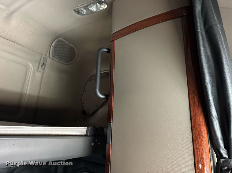 image for item DU3466 2016 Freightliner Cascadia semi truck