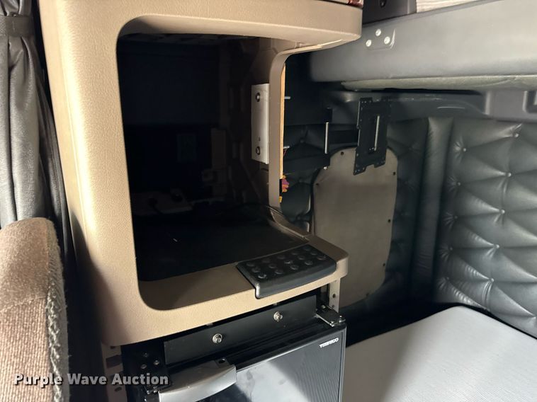 image for item DU3466 2016 Freightliner Cascadia semi truck