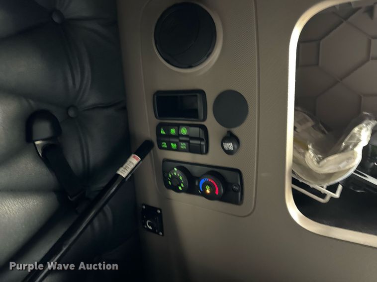 image for item DU3466 2016 Freightliner Cascadia semi truck