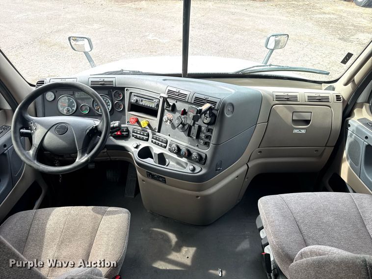 image for item DU3466 2016 Freightliner Cascadia semi truck