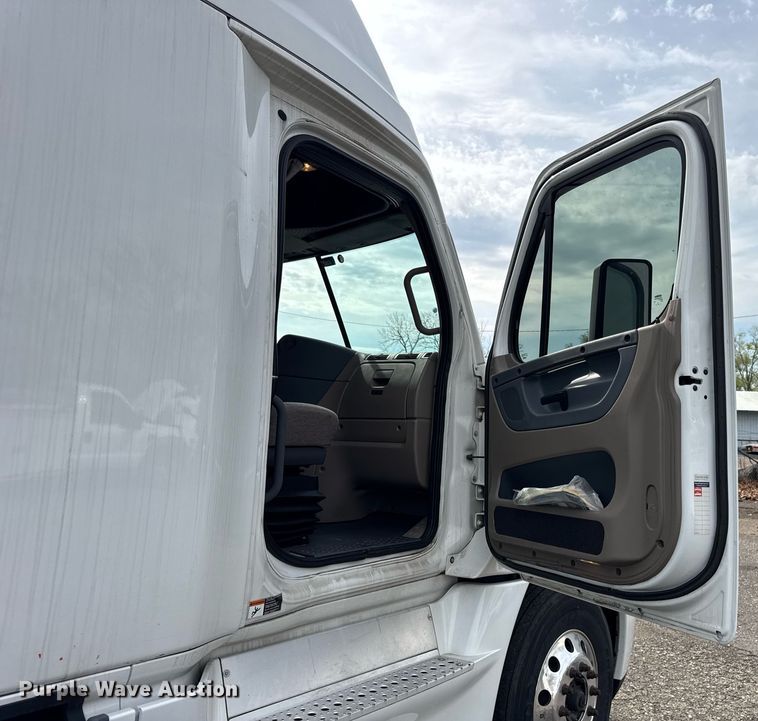 image for item DU3466 2016 Freightliner Cascadia semi truck