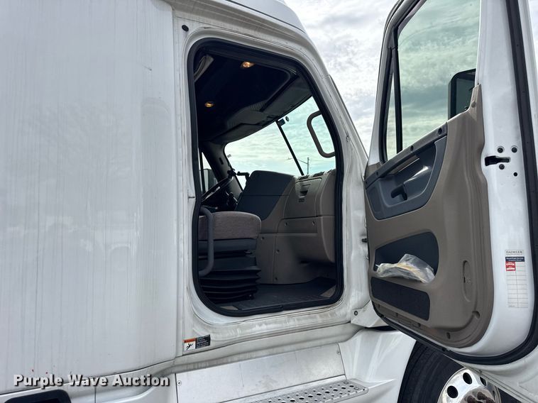 image for item DU3466 2016 Freightliner Cascadia semi truck