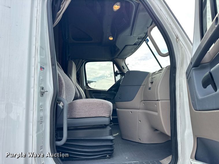 image for item DU3466 2016 Freightliner Cascadia semi truck