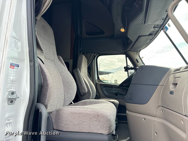 image for item DU3466 2016 Freightliner Cascadia semi truck