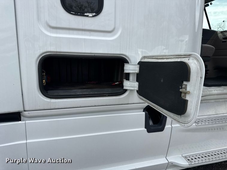 image for item DU3466 2016 Freightliner Cascadia semi truck