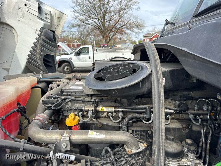 image for item DU3466 2016 Freightliner Cascadia semi truck