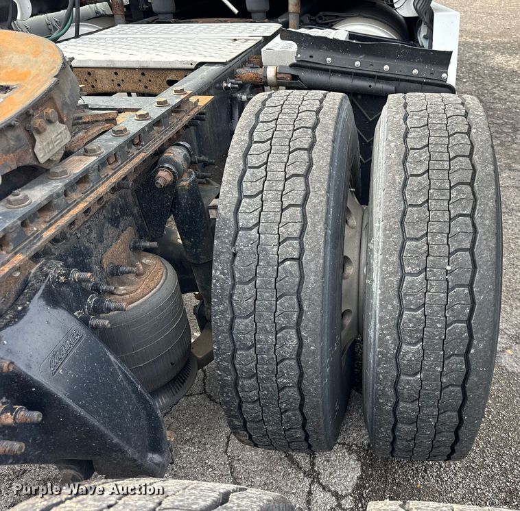 image for item DU3466 2016 Freightliner Cascadia semi truck