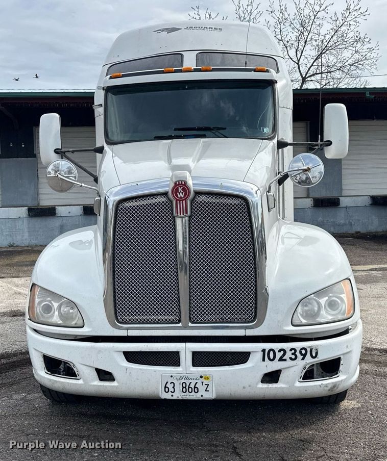 image for item DU3468 2013 Kenworth T660 semi truck